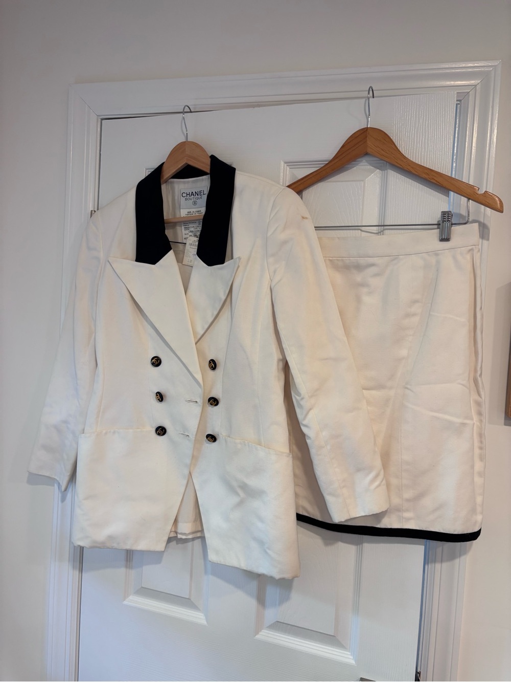 Vintage Chanel blazer & skirt set white w/ contrasting black detail size 42 NWT
